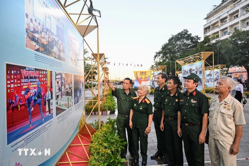 Khai mạc triển lãm ảnh 'Tổ quốc bên bờ sóng' tại Thành phố Hồ Chí Minh